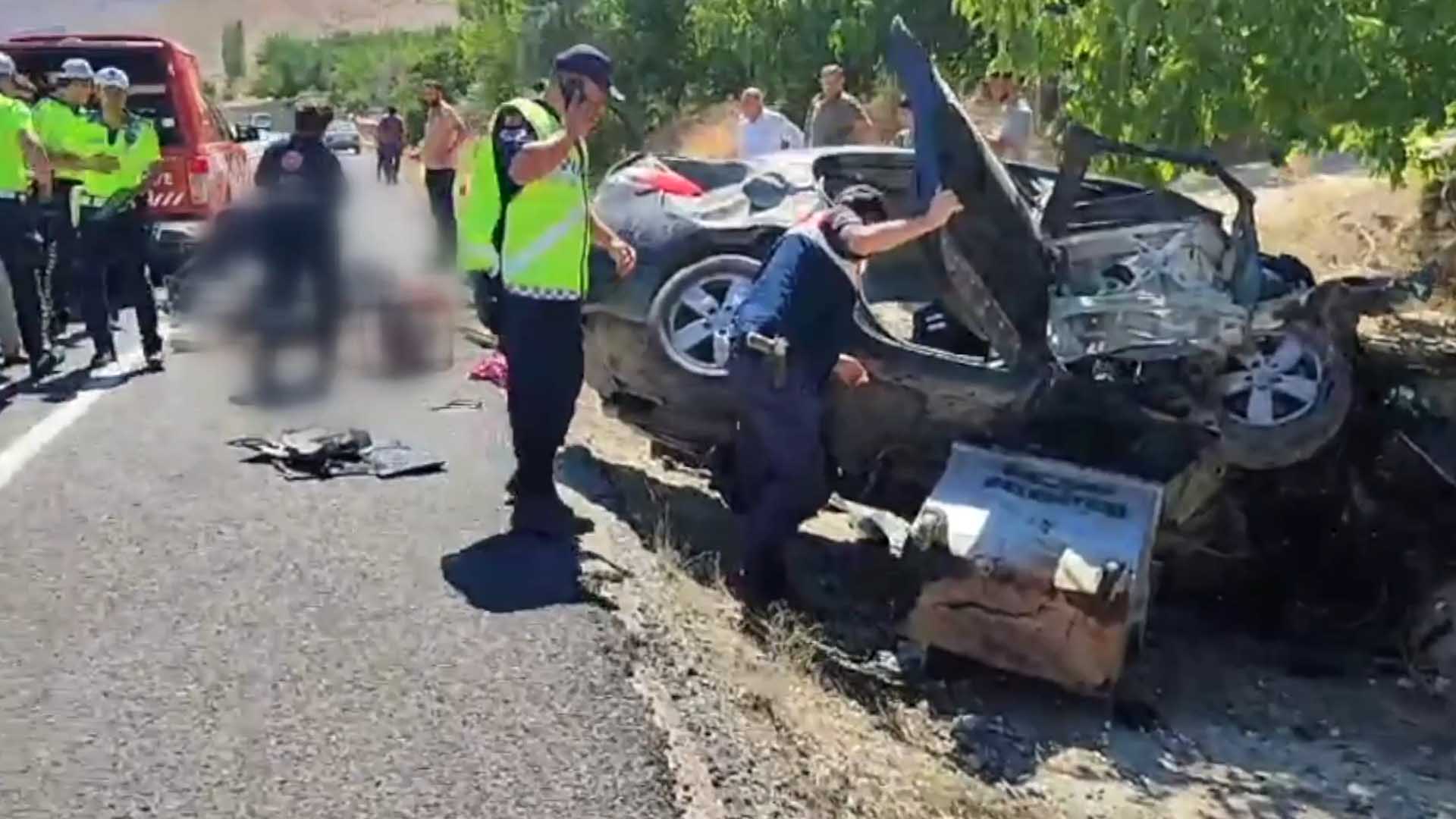 Menfeze Çarpan Otomobildeki 3 Kişi Öldü, 1 Kişi Ağır Yaralandı 1