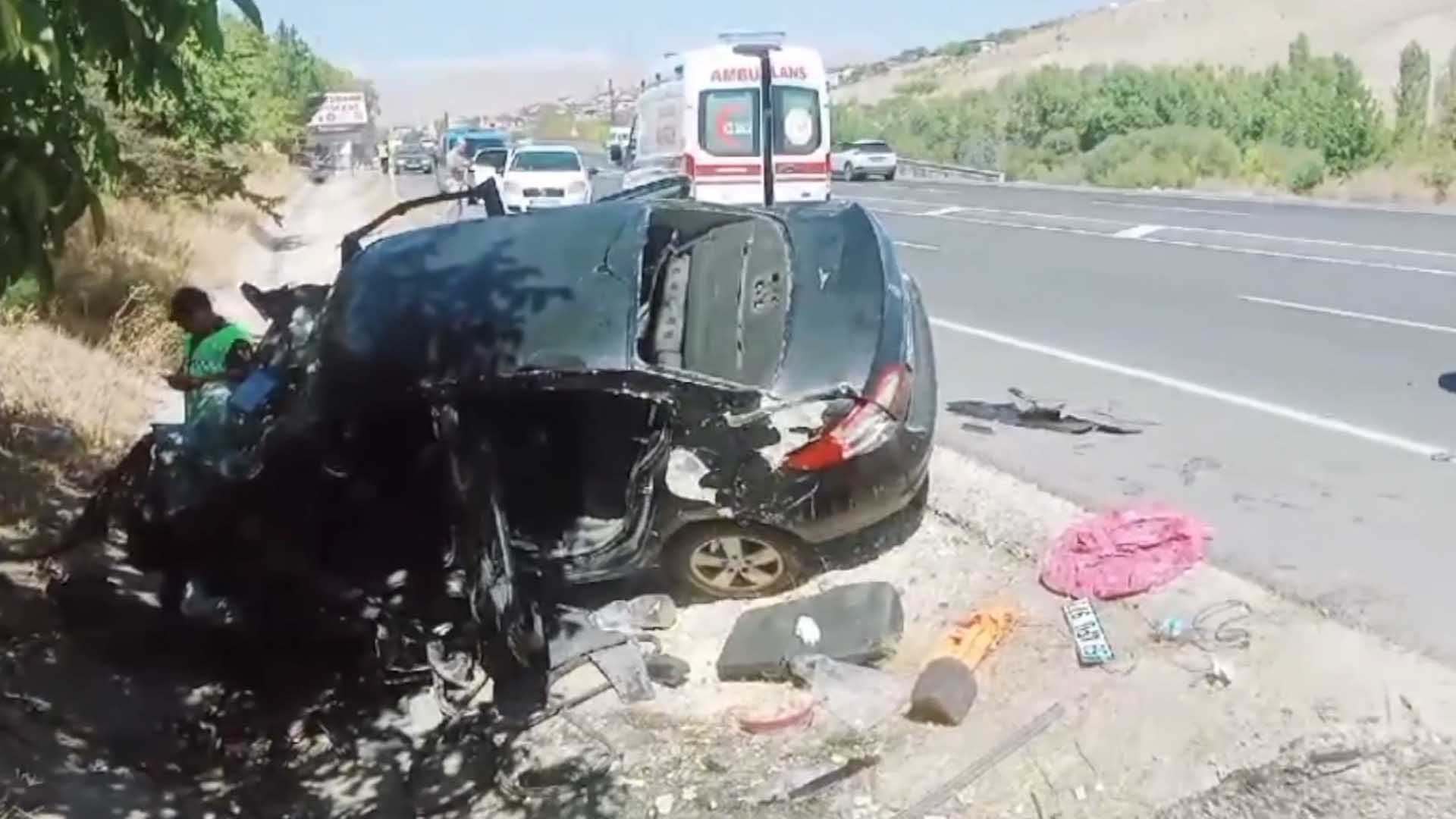 Menfeze Çarpan Otomobildeki 3 Kişi Öldü, 1 Kişi Ağır Yaralandı 2