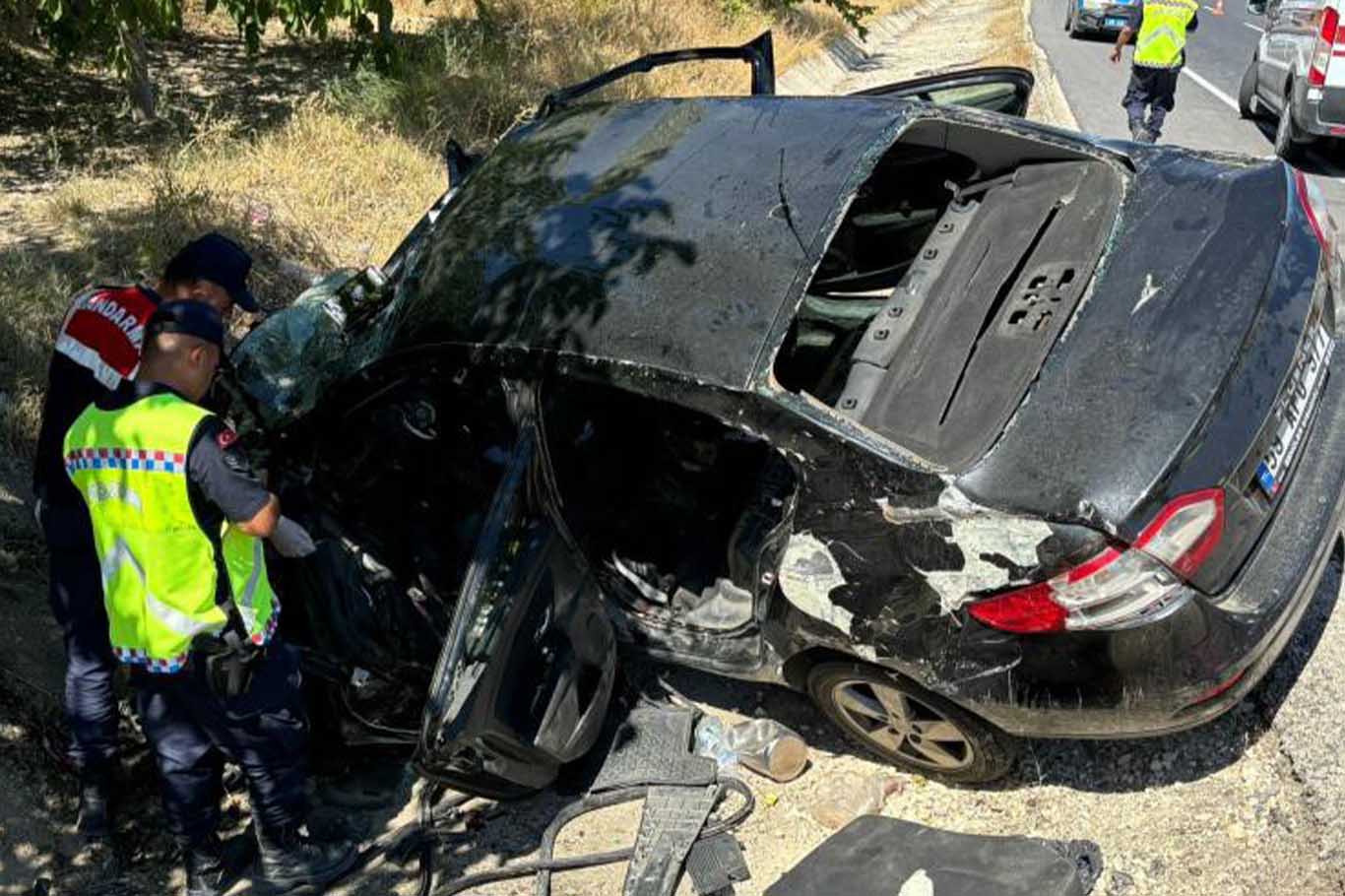 Menfeze Çarpan Otomobildeki 3 Kişi Öldü, 1 Kişi Ağır Yaralandı 3