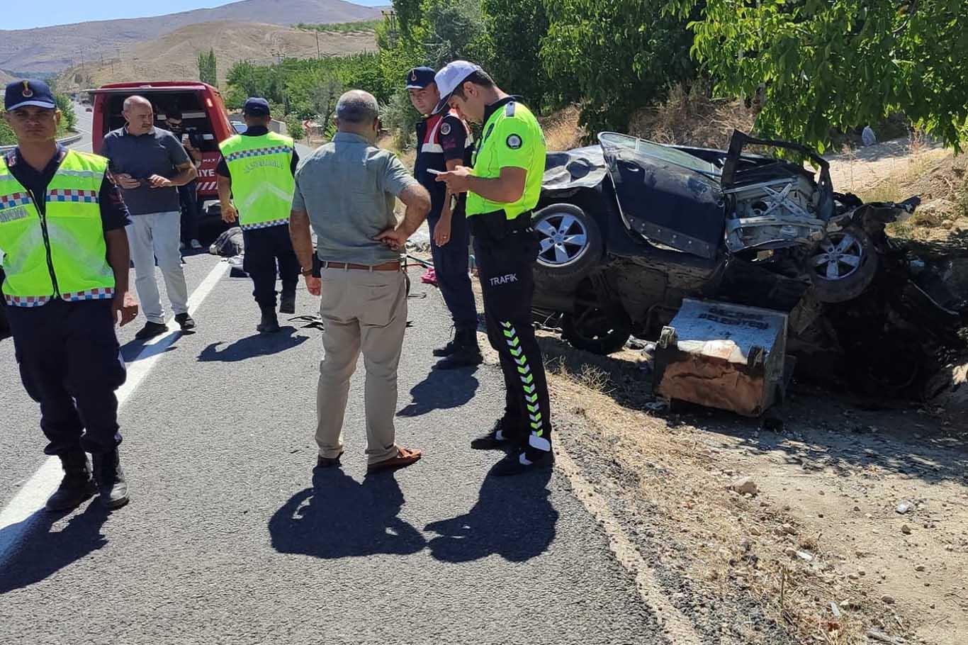 Menfeze Çarpan Otomobildeki 3 Kişi Öldü, 1 Kişi Ağır Yaralandı 6