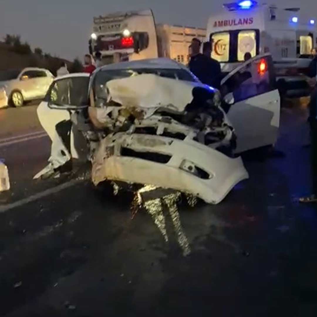 Otomobiller Kafa Kafaya Çarpıştı 1 Ölü, 3 Yaralı 3