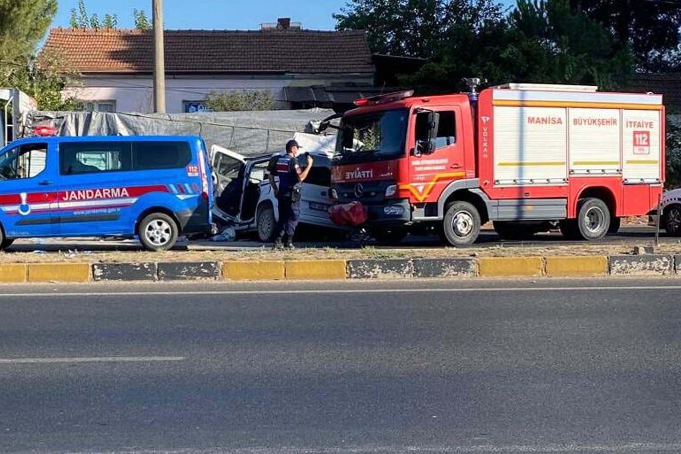 Park Halindeki Kamyona Çarpan Hafif Ticari Araçta 4 Kişi Öldü, 3 Kişi Ağır Yaralandı 3