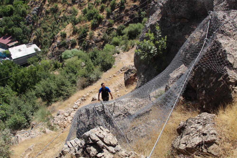 Şırnak'ta Dev Kayalar Halatla Bağlandı 1