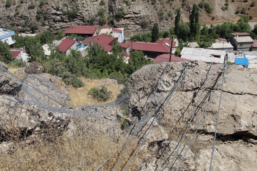 Şırnak'ta Dev Kayalar Halatla Bağlandı 3