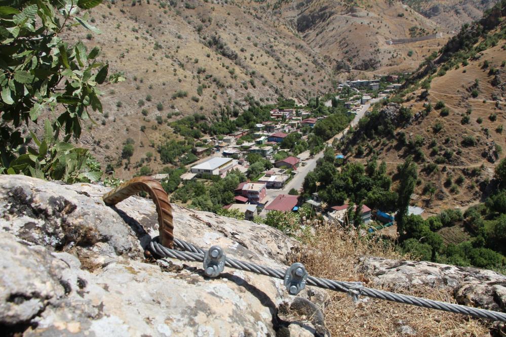 Şırnak'ta Dev Kayalar Halatla Bağlandı 5