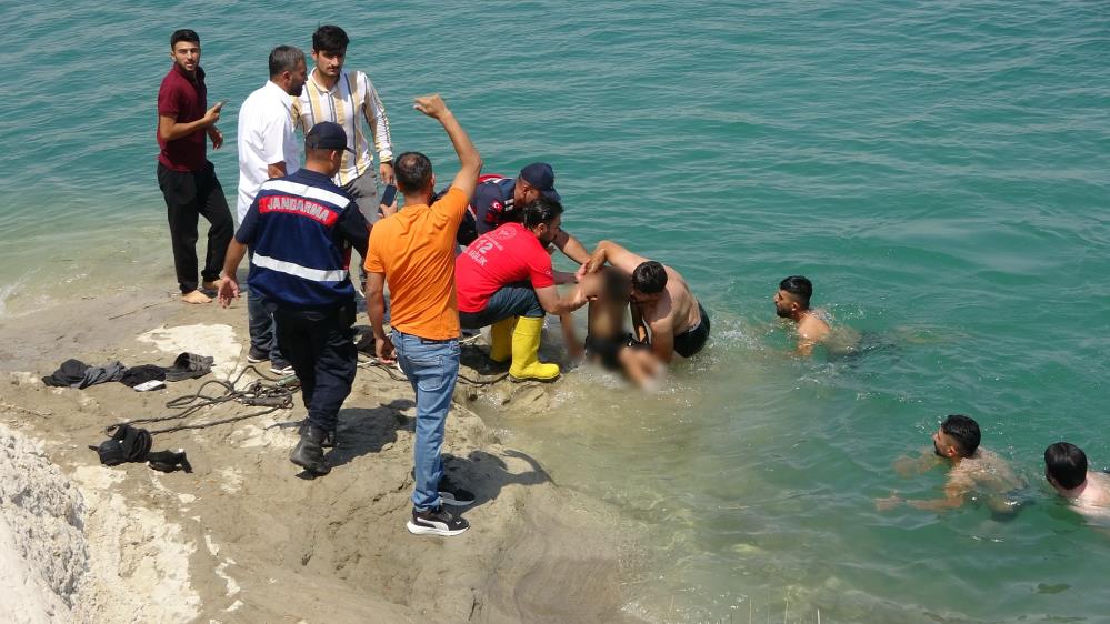 Suya Giren Iki Kardeşten Biri Öldü, Diğeri Yaşam Savaşı Veriyor 3