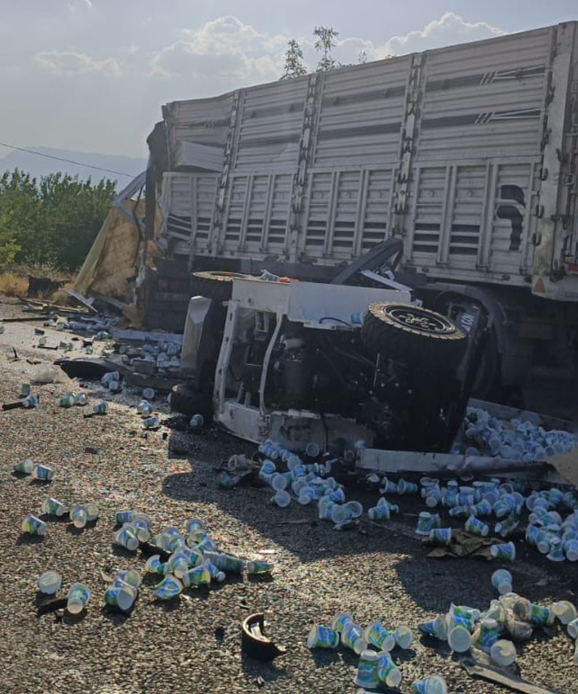 Tir Ile Kamyonun Çarpıştığı Kazada 22 Yaşındaki Sürücü Öldü 1