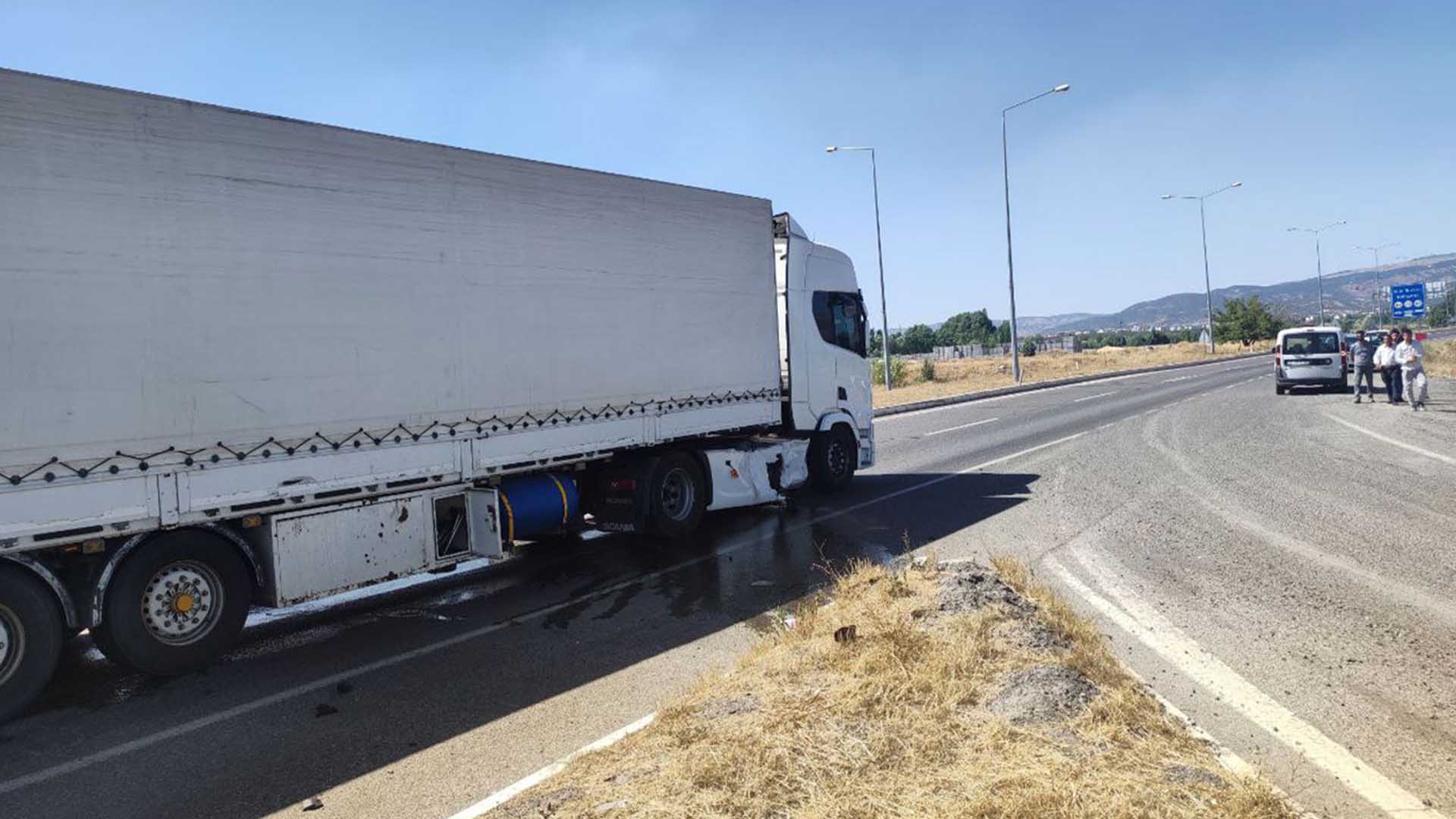 Tir İle Otomobi̇l Çarpişti; Faci̇anin Eşi̇ği̇nden Dönüldü 5