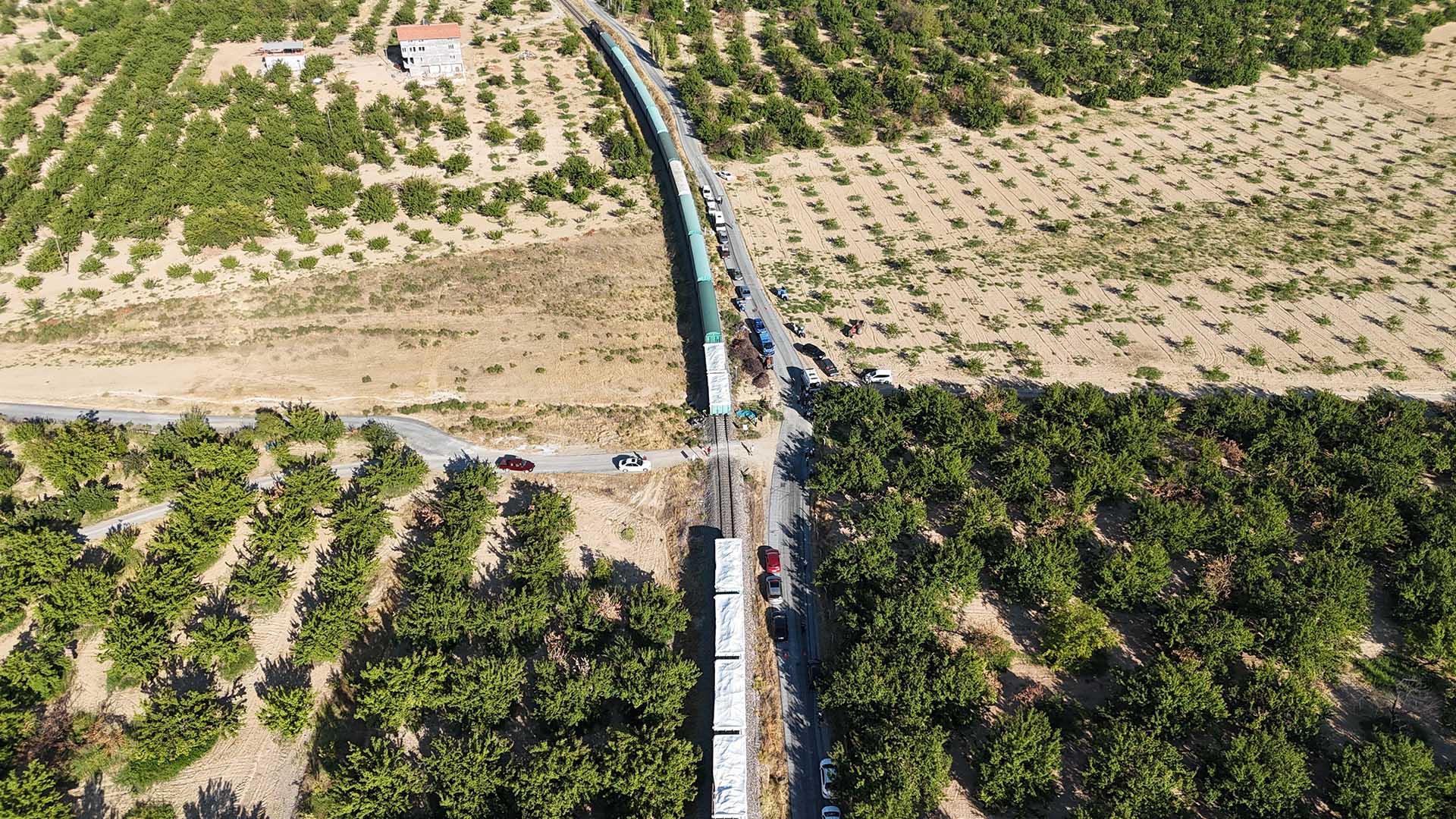 Yük Treni Çapa Motoruna Çarptı, Anne Ve 2 Çocuğu Hayatını Kaybetti 1