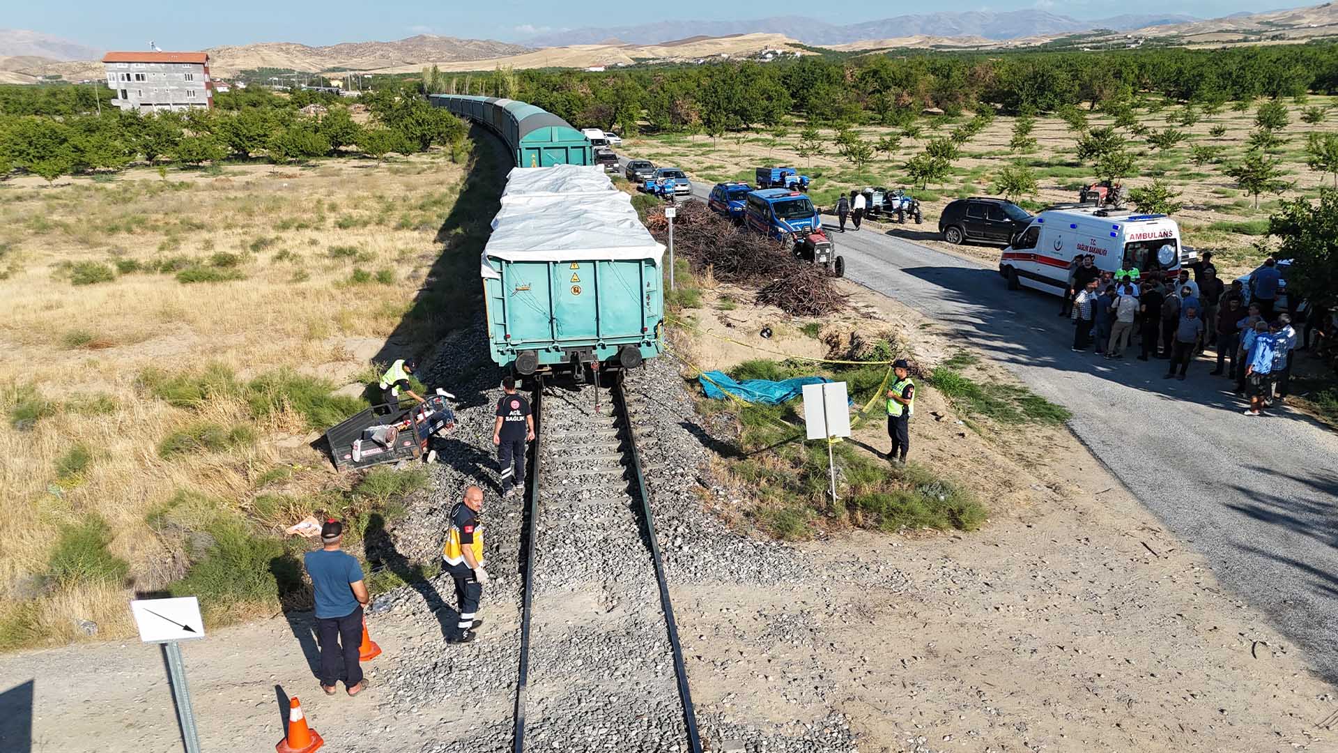 Yük Treni Çapa Motoruna Çarptı, Anne Ve 2 Çocuğu Hayatını Kaybetti 2