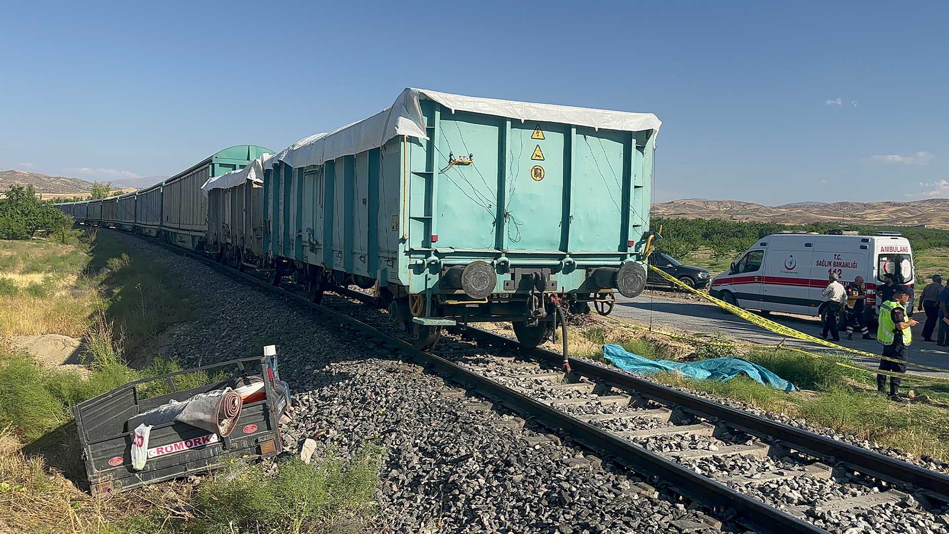 Yük Treni Çapa Motoruna Çarptı, Anne Ve 2 Çocuğu Hayatını Kaybetti 3