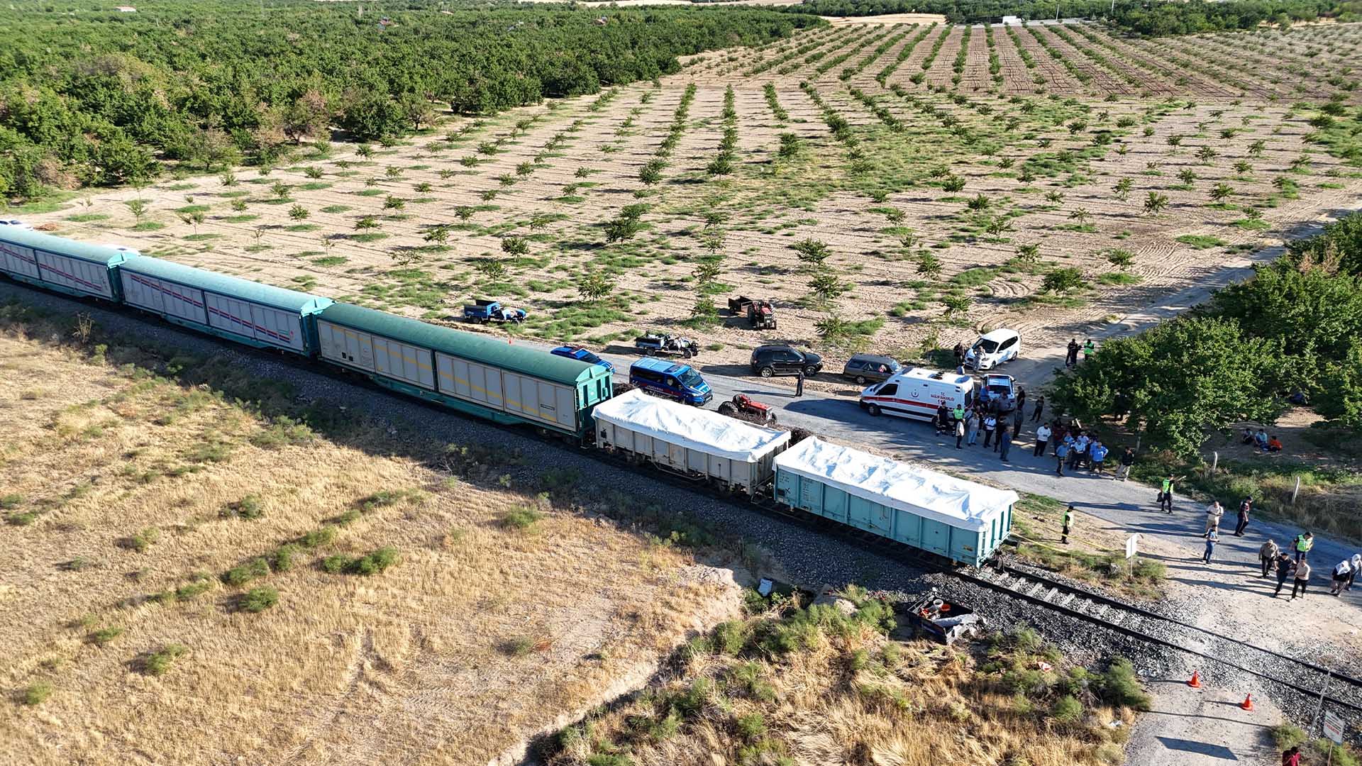 Yük Treni Çapa Motoruna Çarptı, Anne Ve 2 Çocuğu Hayatını Kaybetti 5