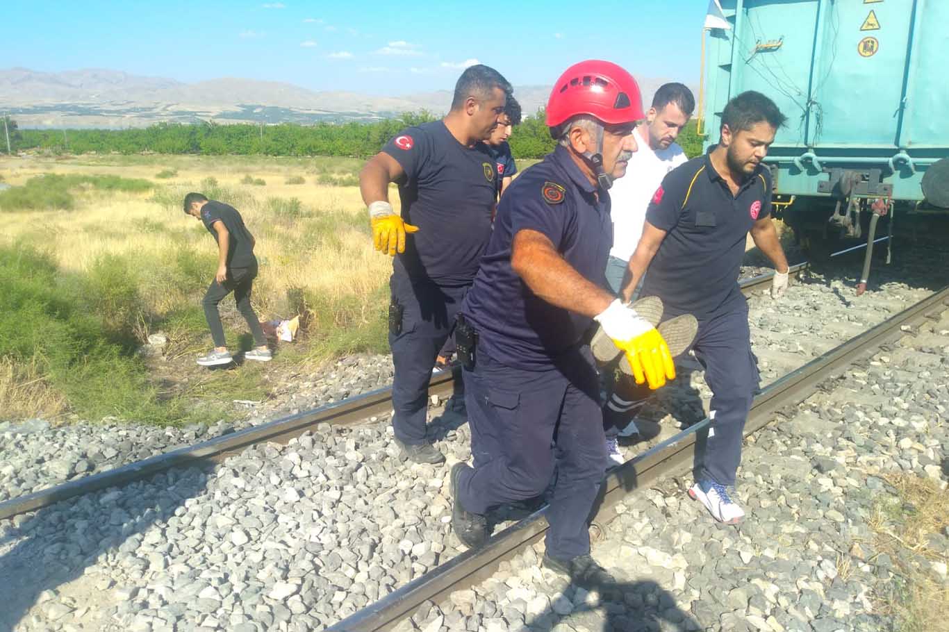 Yük Treni Çapa Motoruna Çarptı, Anne Ve 2 Çocuğu Hayatını Kaybetti 6