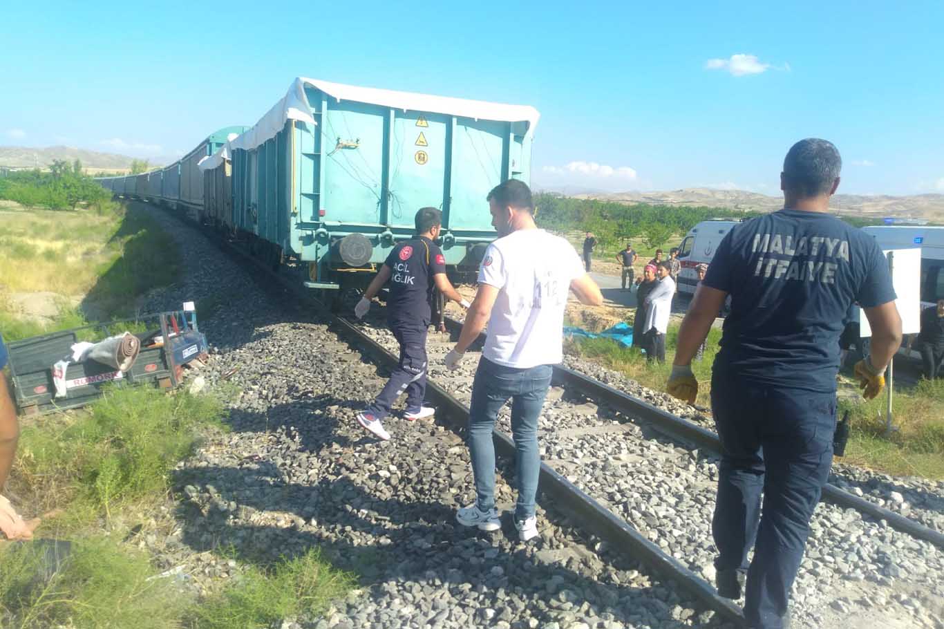 Yük Treni Çapa Motoruna Çarptı, Anne Ve 2 Çocuğu Hayatını Kaybetti 8