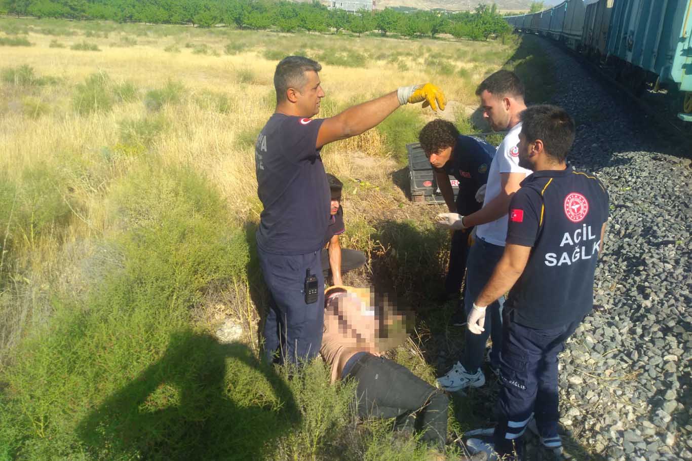 Yük Treni Çapa Motoruna Çarptı, Anne Ve 2 Çocuğu Hayatını Kaybetti 9