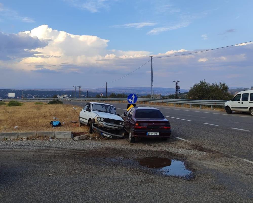 Adıyaman'da Iki Otomobil Kafa Kafaya Çarpıştı 4 Yaralı 1