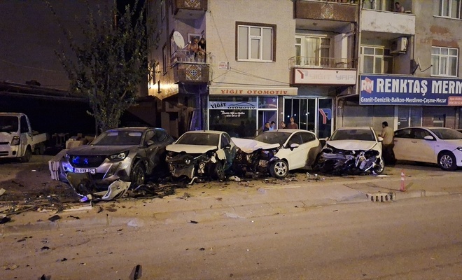 Alkollu Surucu 5 Araca Ve Trafoya Carparak Ancak Durabildi 384D1Fd7