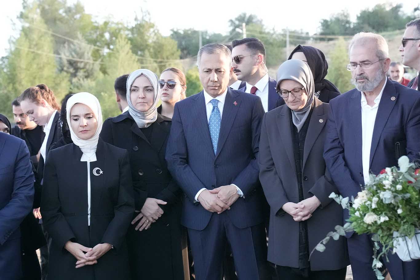 Bakanlardan Nari̇n Güran'in Kabri̇ne Zi̇yaret 1