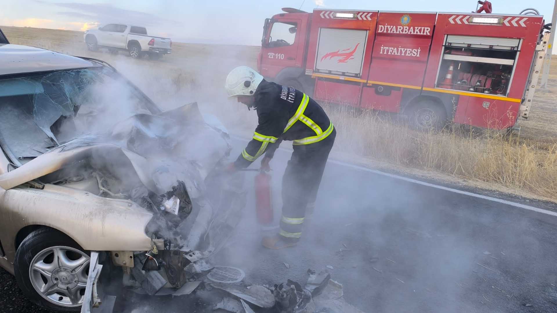 Bismil’de Kamyon Ile Çarpışan Otomobil Alev Aldı 1 Yaralı 5