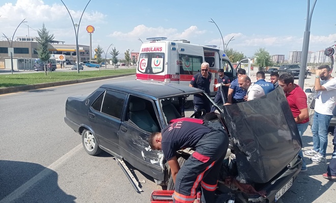 Direksiyon Hakimiyetini Kaybeden Surucu Diger Araclara Carpti 2 Yarali 4D07F12A