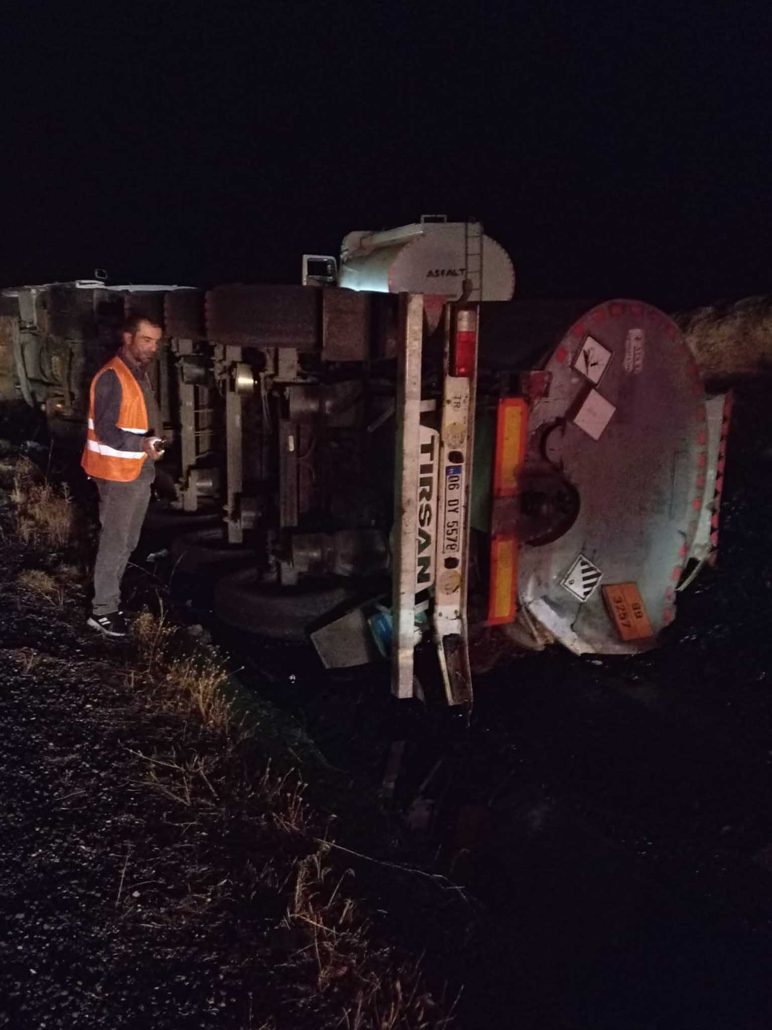 Diyarbakır’da Devrilen Tankerin Sürücüsü Yaralandı 3