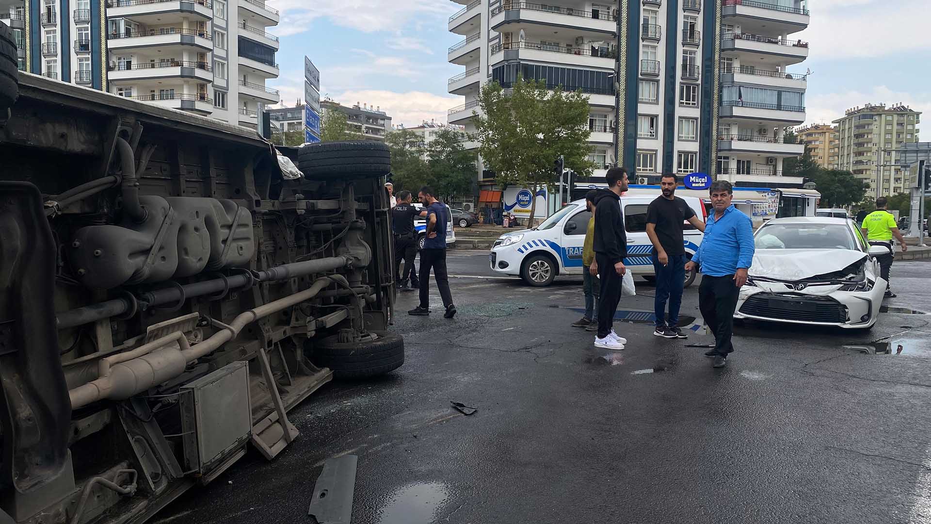 Diyarbakır’da Otomobil Ile Şehir Içi Minibüs Çarpıştı 1’I Bebek 9 Yaralı 3