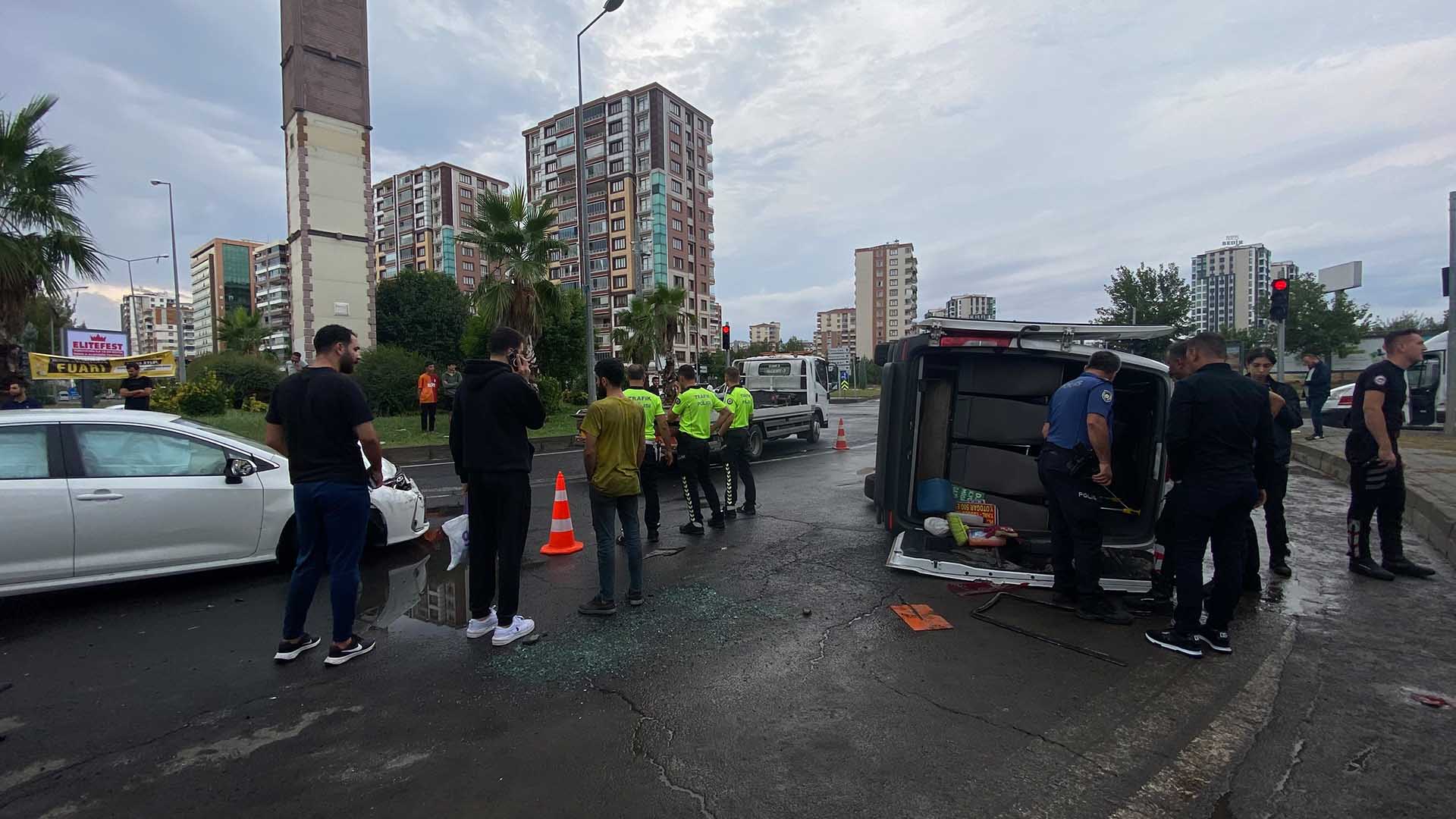 Diyarbakır’da Otomobil Ile Şehir Içi Minibüs Çarpıştı 1’I Bebek 9 Yaralı 4