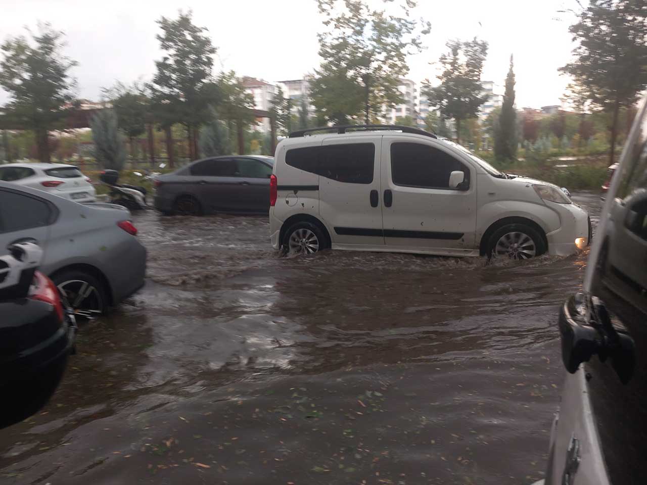 Diyarbakır’da Sağanak, Dolu Ve Fırtına Etkili Oldu 2