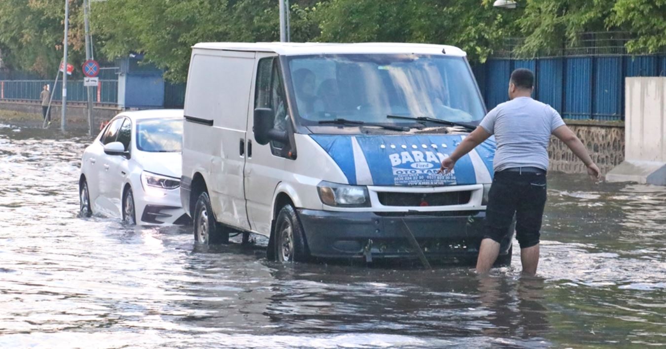 Diyarbakır’da Sağanak Ve Dolu; Polis, Eliyle Mazgalı Açmaya Çalıştı 3