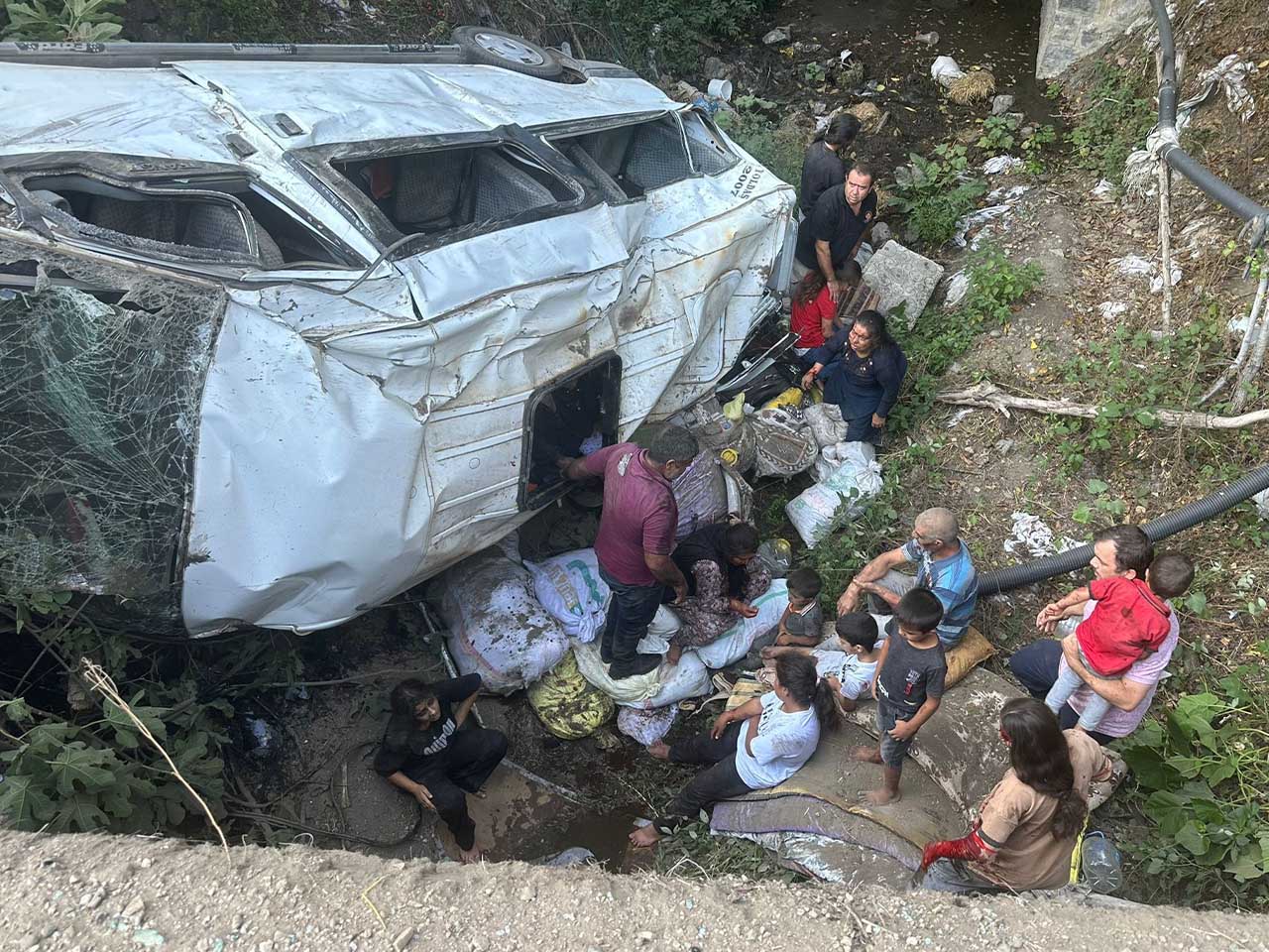 Fındık Işçilerini Taşıyan Minibüs Dereye Düştü 2