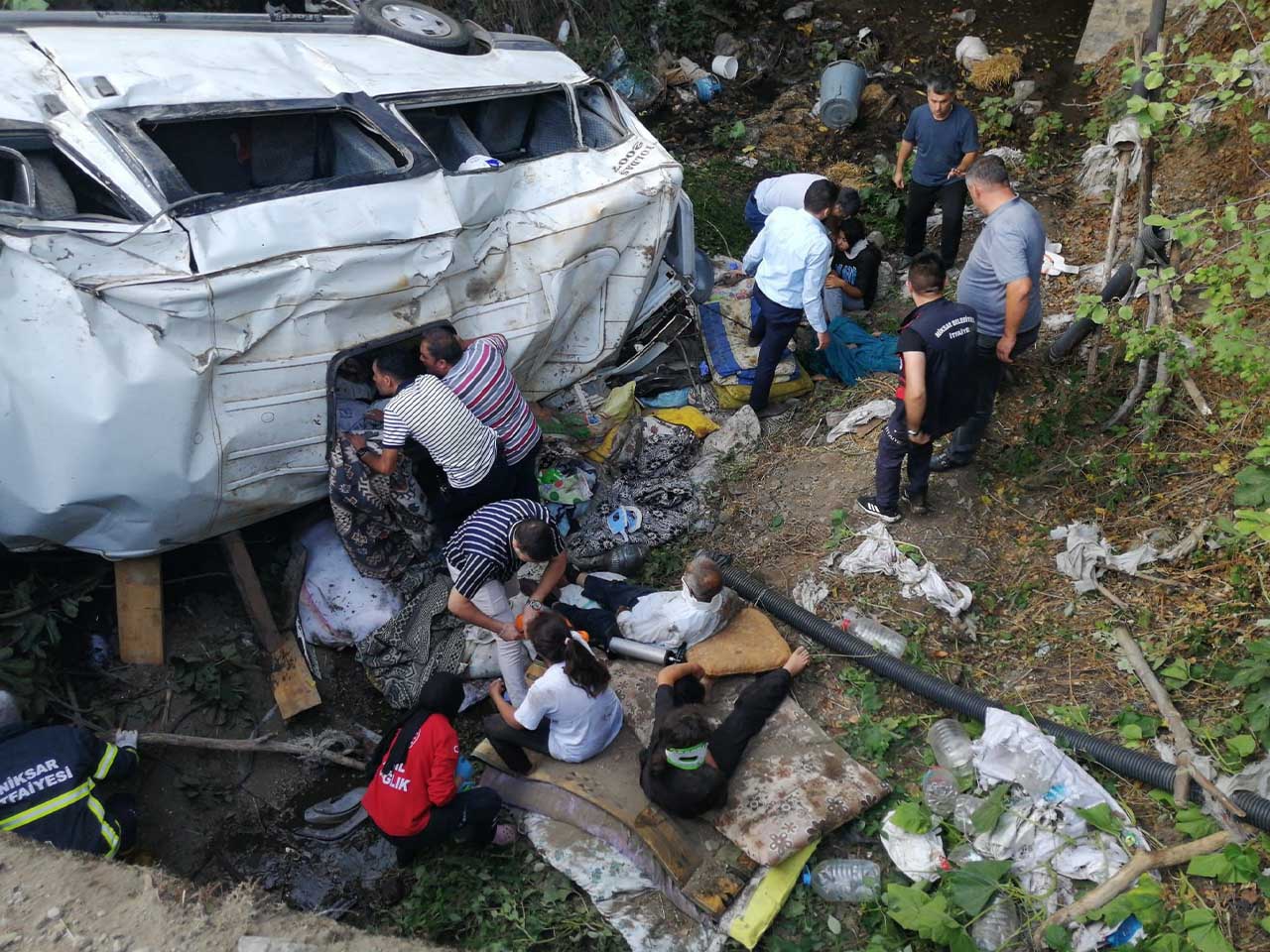 Fındık Işçilerini Taşıyan Minibüs Dereye Düştü 3