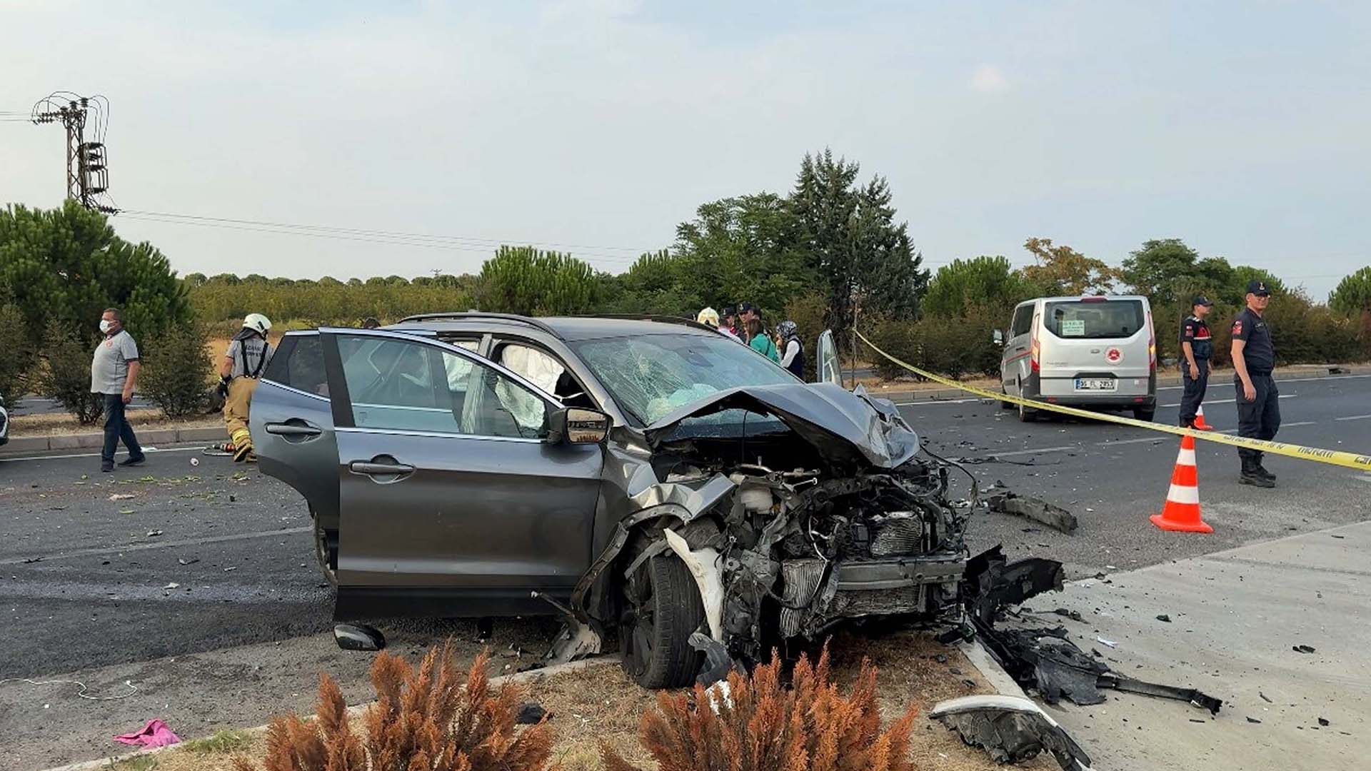 İzmir’de Otomobiller Çarpıştı 2 Can Kaybı, 3 Yaralı 1