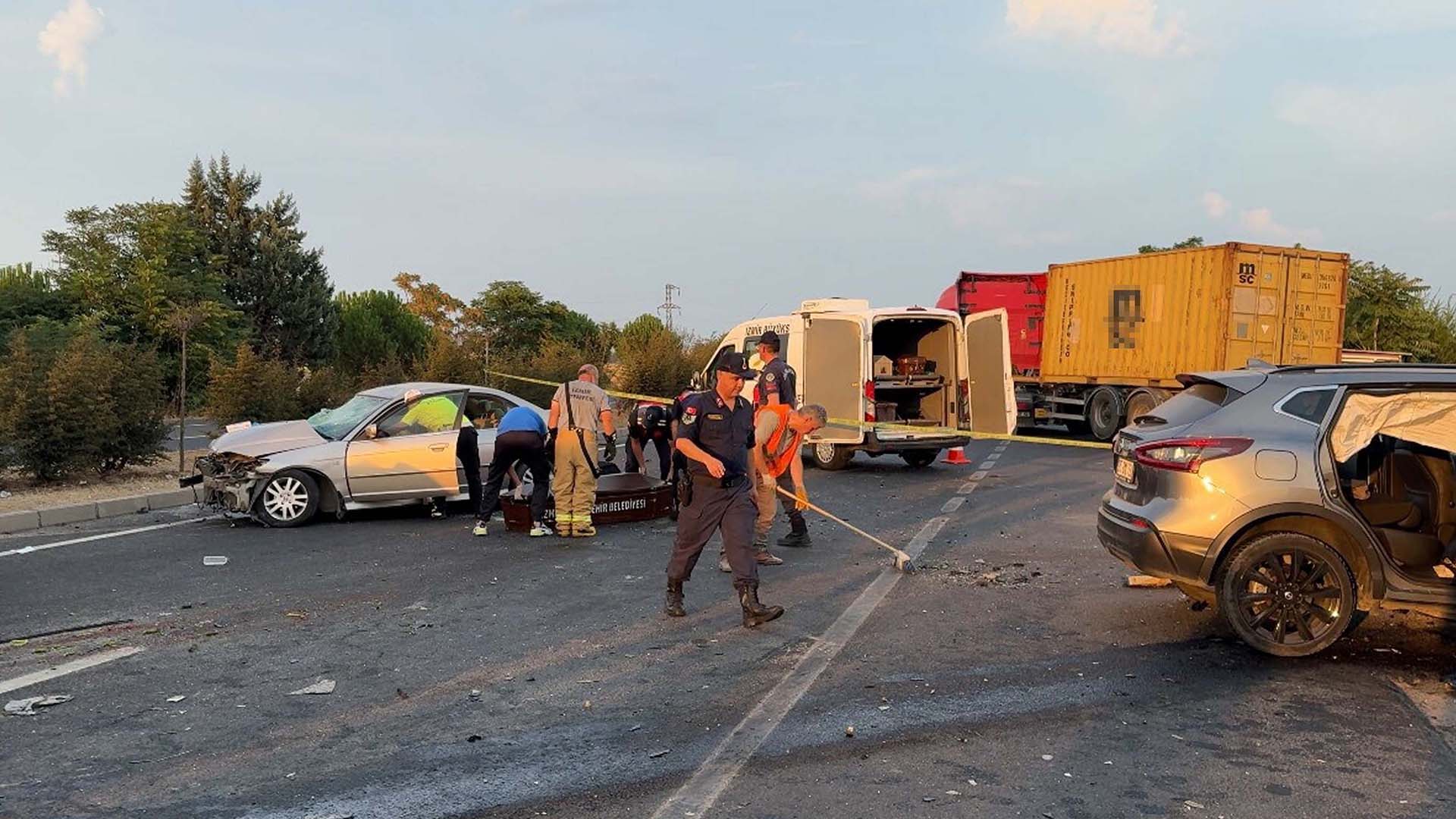 İzmir’de Otomobiller Çarpıştı 2 Can Kaybı, 3 Yaralı 2