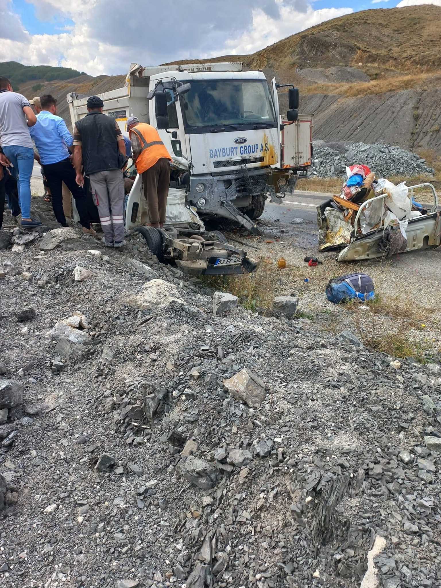 Kamyonun Çarptiği Pi̇kap Ortadan İki̇ye Bölündü 4