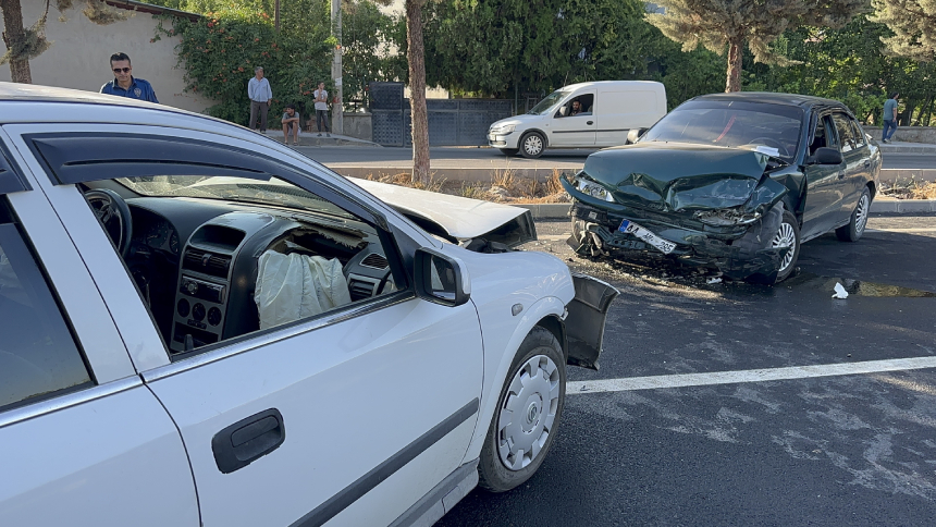 Malatya’da Zincirleme Trafik Kazası 3 Yaralı (2)