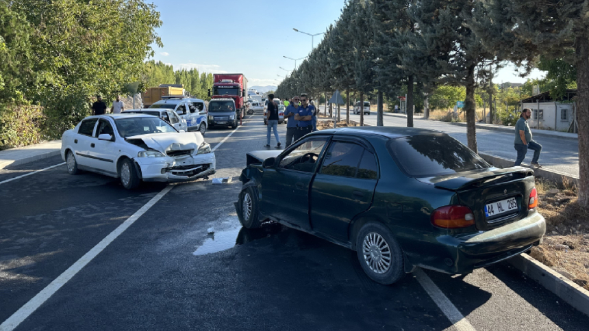 Malatya’da Zincirleme Trafik Kazası 3 Yaralı (3)