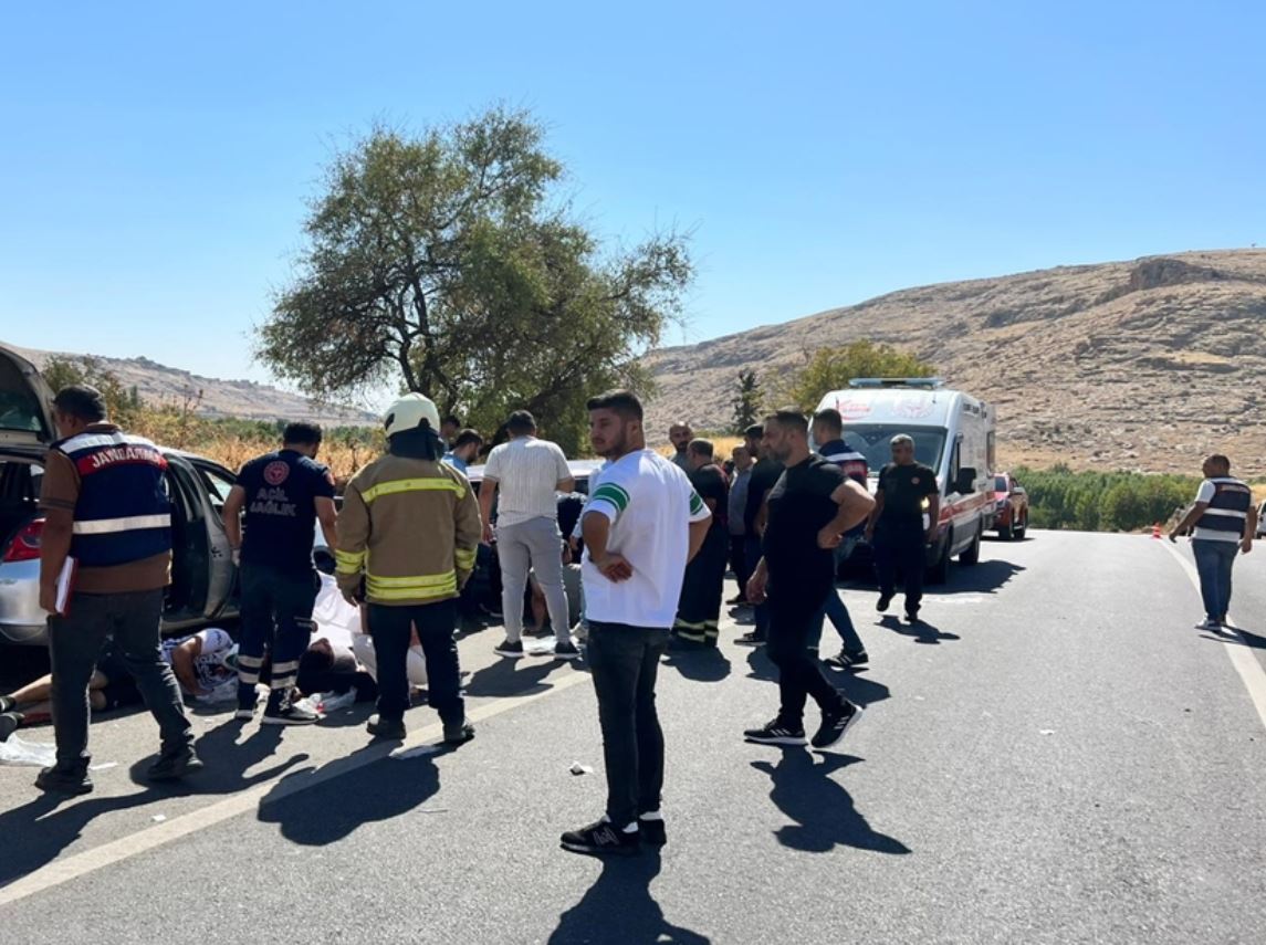 Mardin'de Iki Otomobil Kafa Kafaya Çarpıştı; 1'I Ağır, 11 Yaralı 1