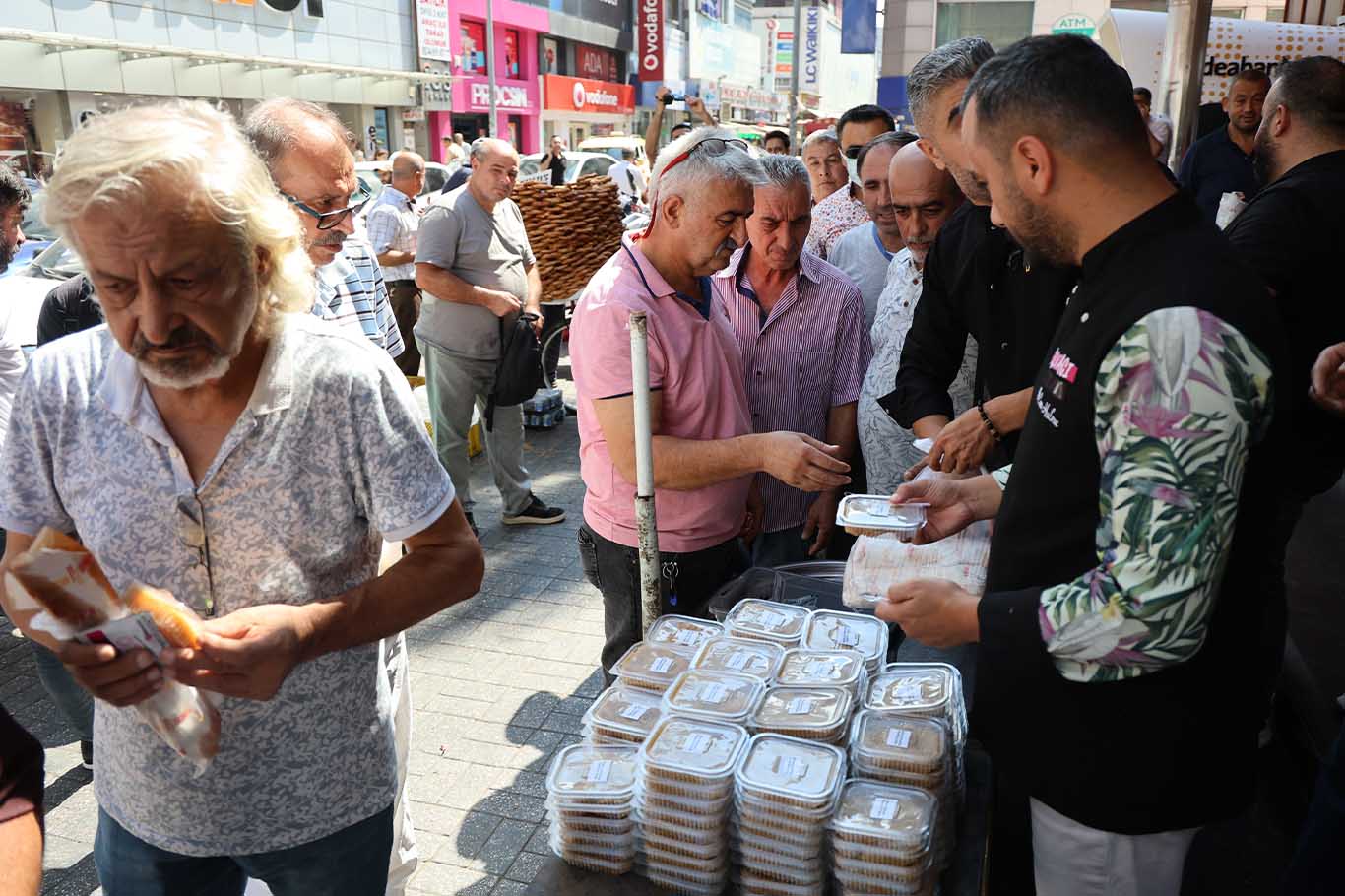 Narin'in Anısına Helva Ve Döner Dağıtımı Izdihama Dönüştü 2