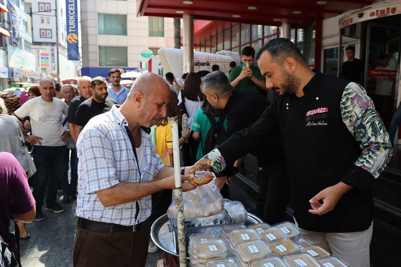 Narin'in Anısına Helva Ve Döner Dağıtımı Izdihama Dönüştü 3