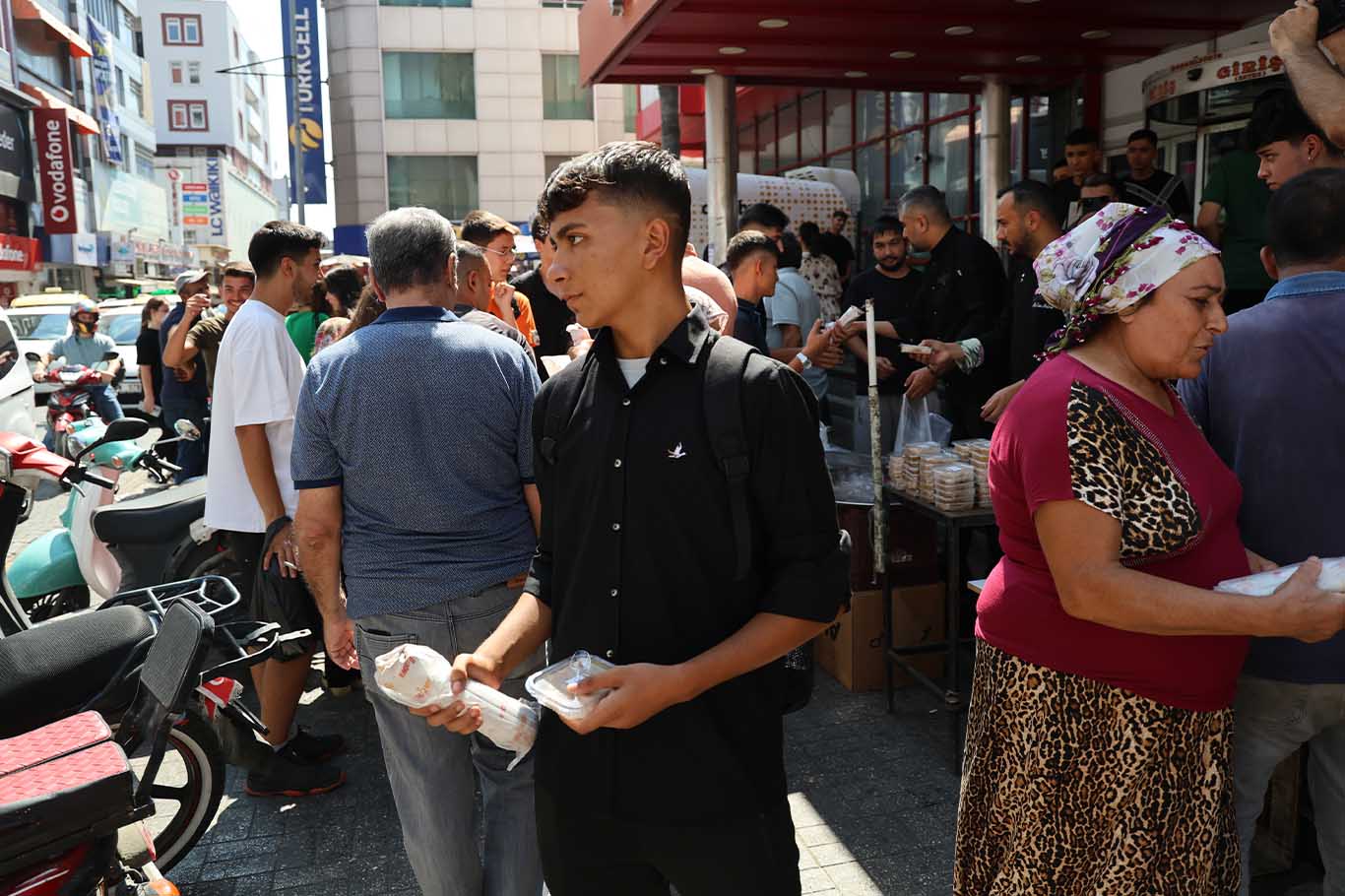 Narin'in Anısına Helva Ve Döner Dağıtımı Izdihama Dönüştü 5