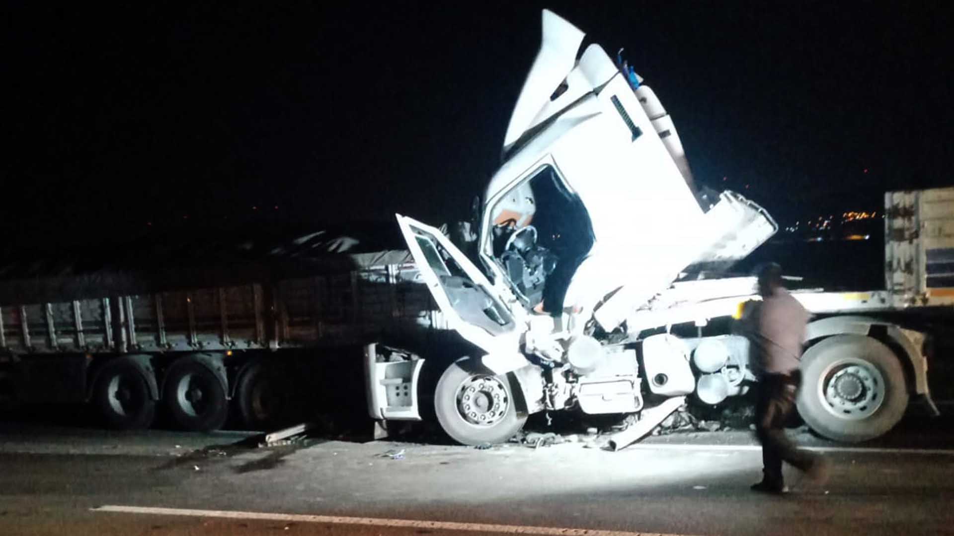 Önündeki̇ Tir’a Çarpan Tir’in Sürücüsü Öldü 3