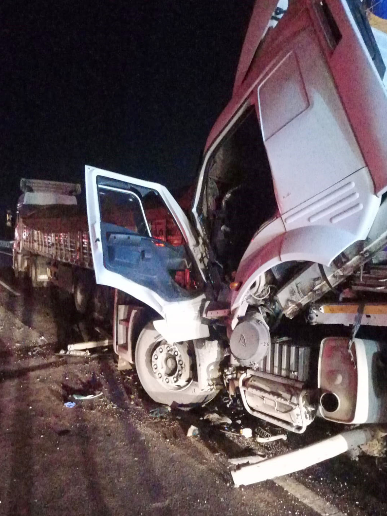 Önündeki̇ Tir’a Çarpan Tir’in Sürücüsü Öldü 6