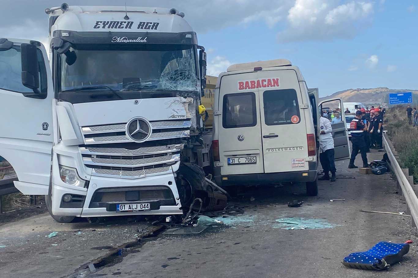 Tir İle Servi̇s Araci Çarpişti 4 Ölü, 6 Yarali 3