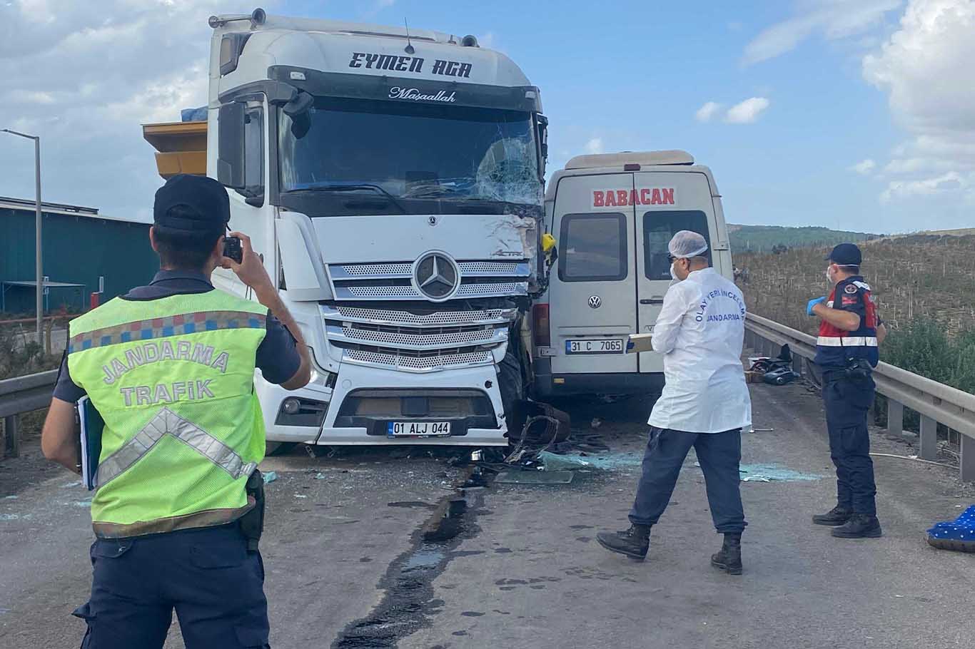 Tir İle Servi̇s Araci Çarpişti 4 Ölü, 6 Yarali 4