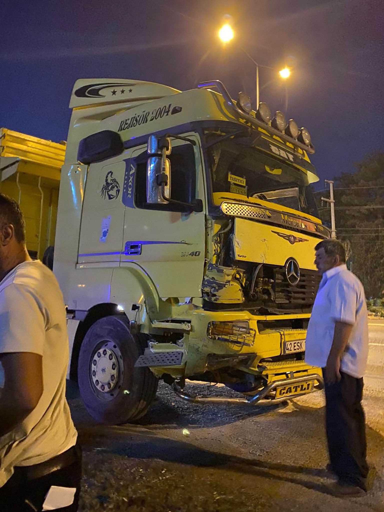 Alkollü Tir Şoförü, Yarım Saatte 3 Kazaya Karıştı 2 Ölü, 2 Yaralı 4