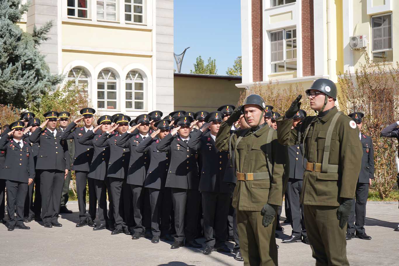 Bismil’de 29 Ekim Cumhuriyet Bayramı Etkinlikleri Çelenk Sunumu Ile Başladı 8