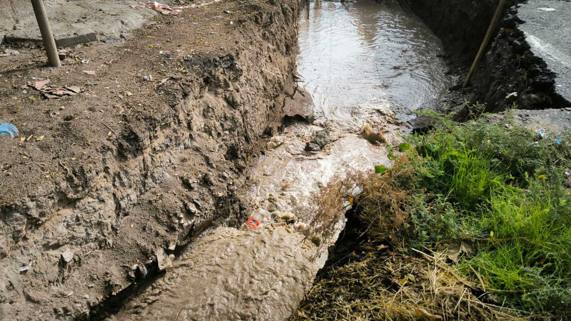 Bismil’de Sokaktaki Kanal Çalışması Vatandaşları Bezdirdi 2