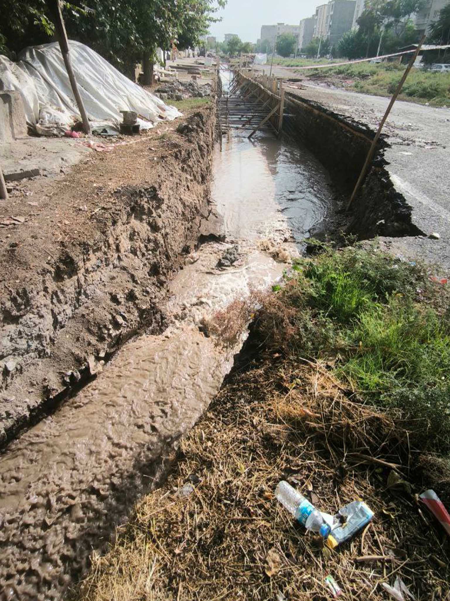 Bismil’de Sokaktaki Kanal Çalışması Vatandaşları Bezdirdi 5