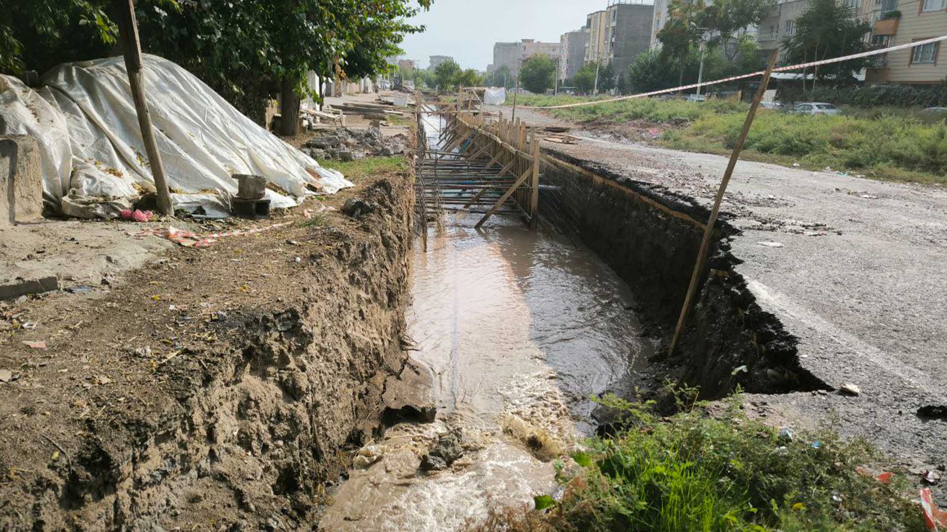 Bismil’de Sokaktaki Kanal Çalışması Vatandaşları Bezdirdi 6