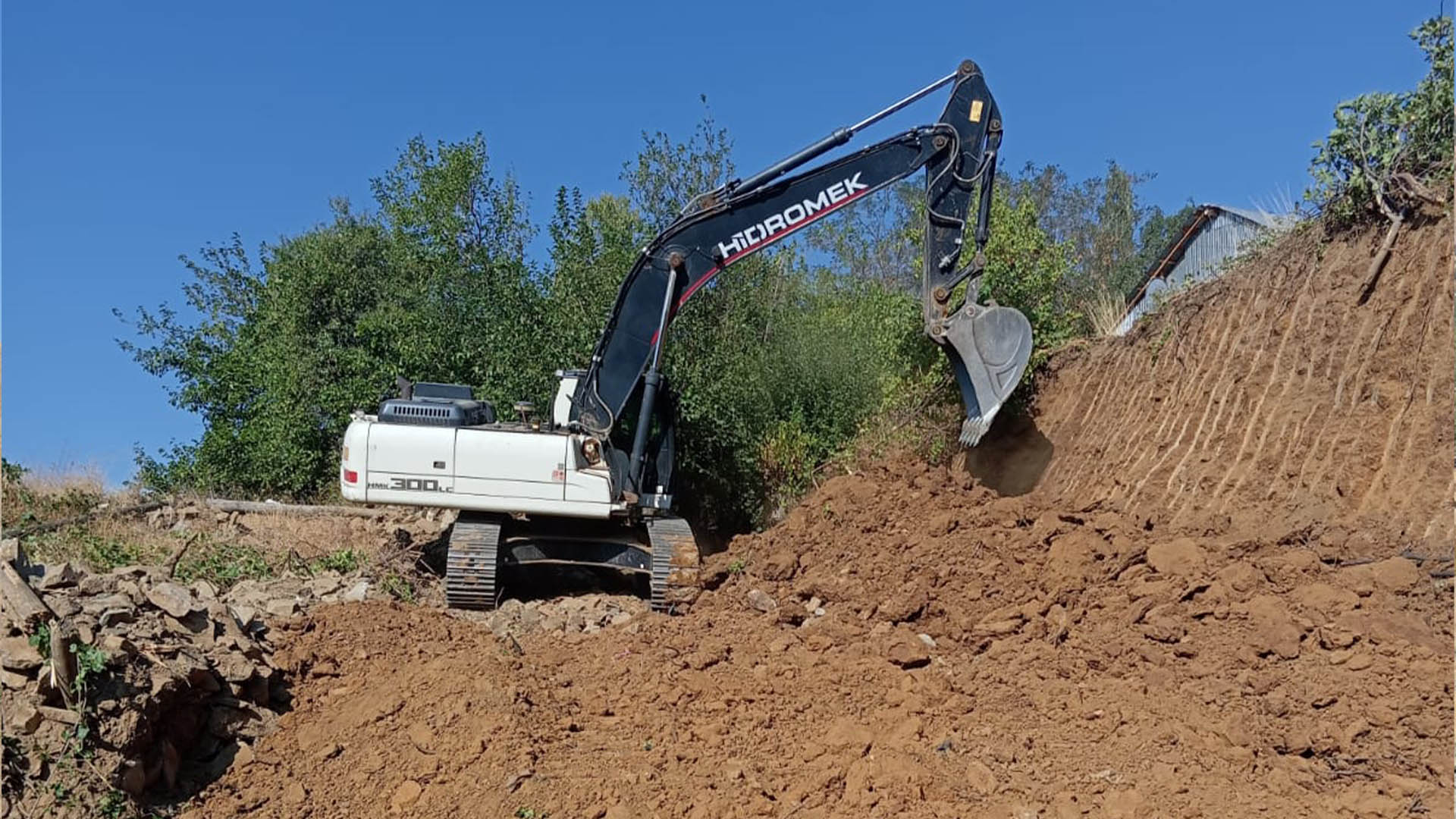 Bölgedeki̇ Mahallelere Yeni̇ Yollar Yapiliyor4